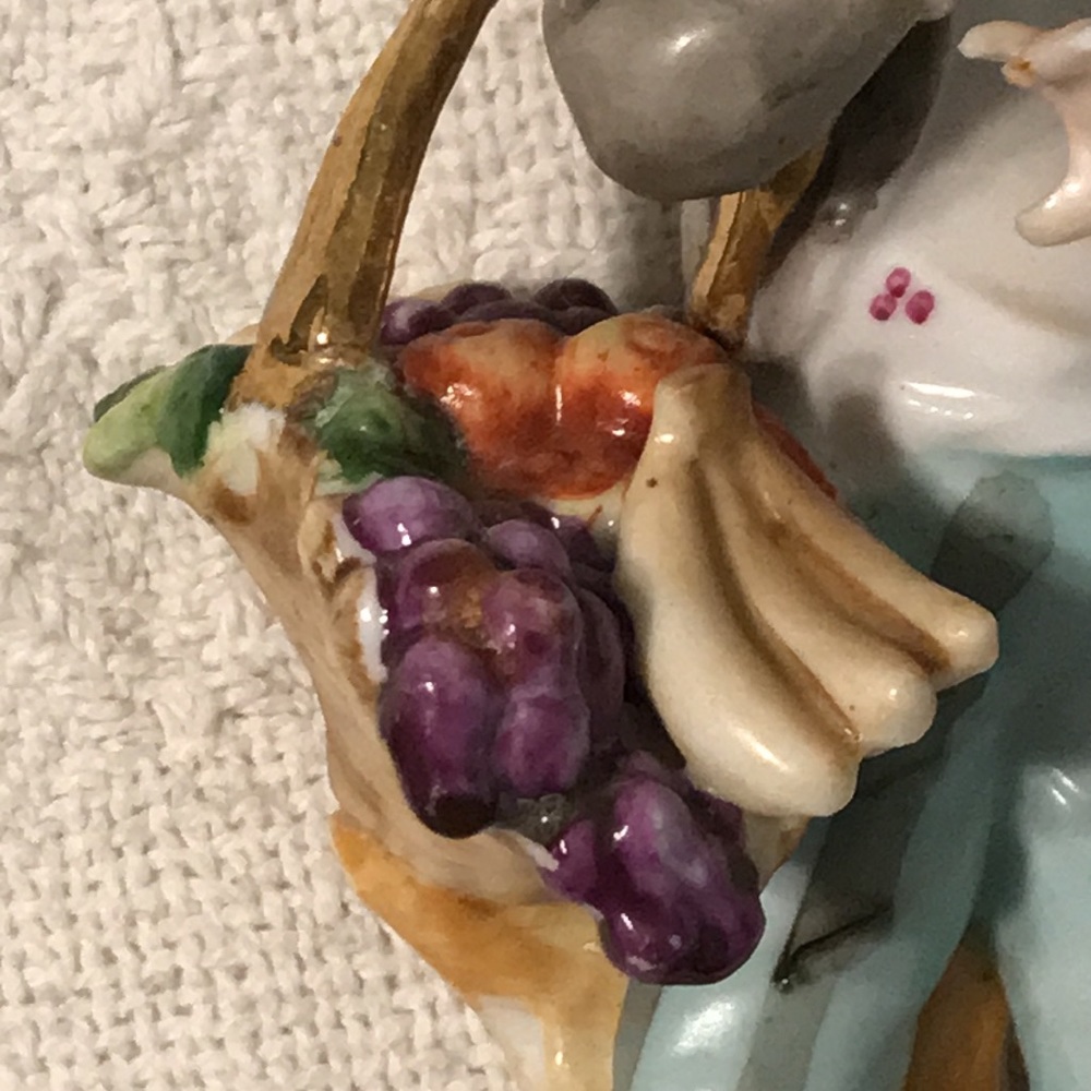 Lady & a basket of fruit figurine - Picture 6 of 11